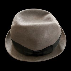 Men Vintage Classic Fedora‎ Hat Gray with black ribbon detailing.